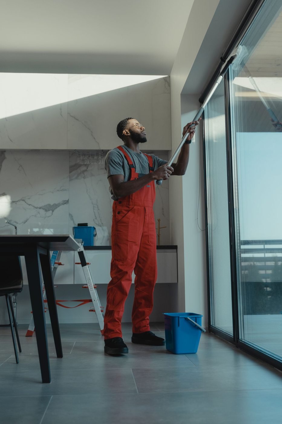 Cleaner washing tall glass windows
